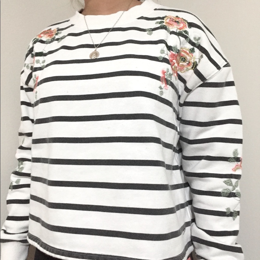 crop Sweater index dark blue (almost black) and white with sew flowers